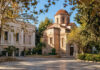 Κηφισιά: Η 26η Οκτωβρίου καθιερώθηκε ως νέα τοπική αργία Ψηφιακή editorial απεικόνιση ήσυχης πλατείας με ορθόδοξο ναό σε φθινοπωρινό τοπίο