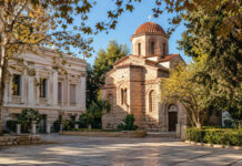 Κηφισιά: Η 26η Οκτωβρίου καθιερώθηκε ως νέα τοπική αργία Ψηφιακή editorial απεικόνιση ήσυχης πλατείας με ορθόδοξο ναό σε φθινοπωρινό τοπίο