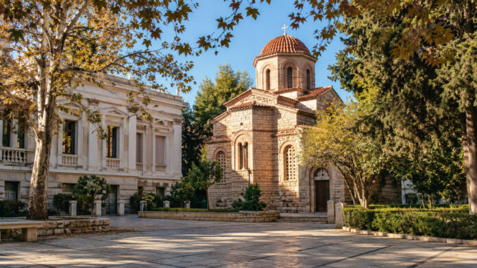 Ψηφιακή editorial απεικόνιση ήσυχης πλατείας με ορθόδοξο ναό σε φθινοπωρινό τοπίο
