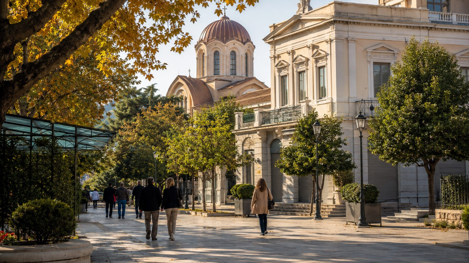Φθινοπωρινή αστική εικόνα με εκκλησία και δημοτικό κτίριο στην Κηφισιά