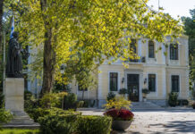 Κηφισιά: Άμεση αποστολή voucher ΕΕΤΑΑ για τους δημοτικούς σταθμούς Δημοτικό κτίριο σε δενδροφυτεμένο αστικό περιβάλλον της Κηφισιάς