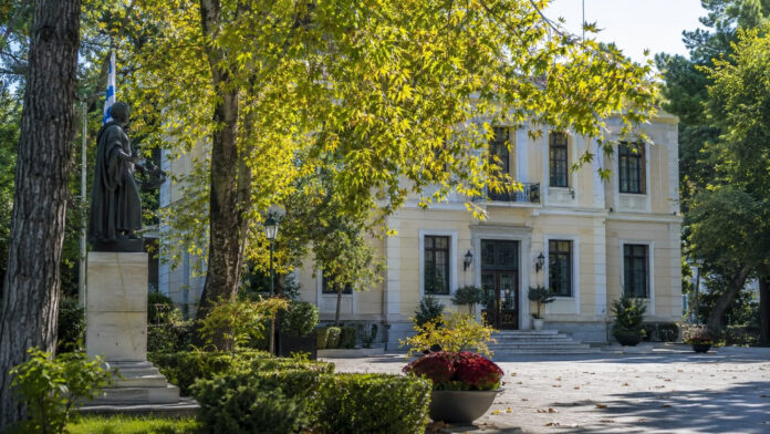 Δημοτικό κτίριο σε δενδροφυτεμένο αστικό περιβάλλον της Κηφισιάς