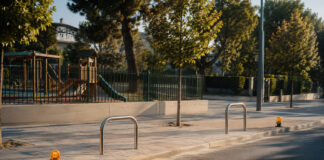 Κηφισιά: Δύο εμπόδια και αναλάμποντες φανοί μπροστά σε παιδική χαρά Πεζοδρόμιο δίπλα σε παιδική χαρά με μεταλλικά εμπόδια και αναλάμποντες φανούς