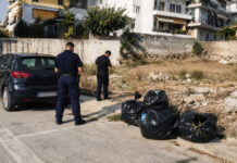 Κορυδαλλός: Σύλληψη 41χρονου για παράνομη απόρριψη στερεών αποβλήτων Αστυνομικοί πραγματοποιούν περιβαλλοντικό έλεγχο δίπλα σε σακούλες αποβλήτων σε αστική περιοχή