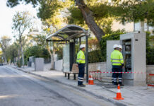 Λυκόβρυση–Πεύκη: Τρία πρόστιμα για τον ΔΕΔΔΗΕ στην ατζέντα Συνεργείο ελέγχει ηλεκτρικό πίνακα δίπλα σε στάση λεωφορείου σε δεντροφυτεμένο δρόμο