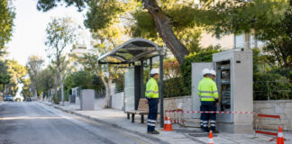 Λυκόβρυση–Πεύκη: Τρία πρόστιμα για τον ΔΕΔΔΗΕ στην ατζέντα Συνεργείο ελέγχει ηλεκτρικό πίνακα δίπλα σε στάση λεωφορείου σε δεντροφυτεμένο δρόμο