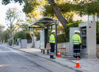 Λυκόβρυση–Πεύκη: Τρία πρόστιμα για τον ΔΕΔΔΗΕ στην ατζέντα Συνεργείο ελέγχει ηλεκτρικό πίνακα δίπλα σε στάση λεωφορείου σε δεντροφυτεμένο δρόμο