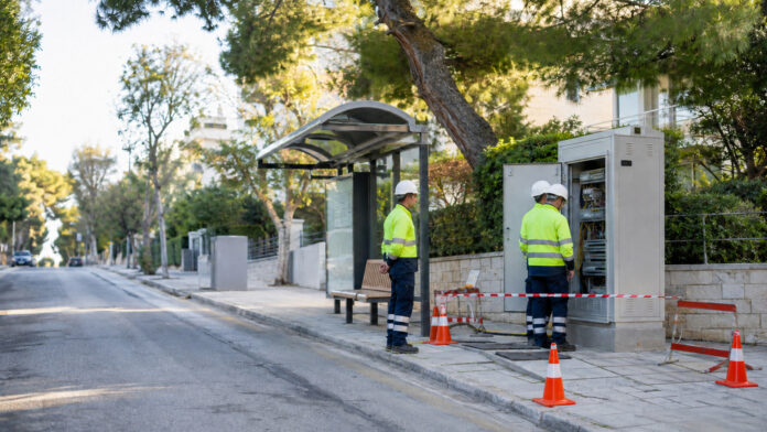likovrisi-pefki-deddie-symvoulio-20260829-0130-1920x1080-1 Συνεργείο ελέγχει ηλεκτρικό πίνακα δίπλα σε στάση λεωφορείου σε δεντροφυτεμένο δρόμο