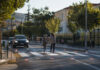 Λυκόβρυση–Πεύκη: Έξυπνες διαβάσεις σε τέσσερις σχολικές μονάδες Έξυπνη φωτιζόμενη διάβαση πεζών μπροστά από σχολείο με γονέα και παιδί
