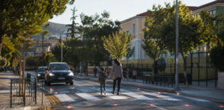 Λυκόβρυση–Πεύκη: Έξυπνες διαβάσεις σε τέσσερις σχολικές μονάδες Έξυπνη φωτιζόμενη διάβαση πεζών μπροστά από σχολείο με γονέα και παιδί