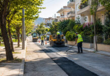 Λυκόβρυση–Πεύκη: Αποκαθίστανται οι τομές της ΕΥΔΑΠ στο Ηλιακό Χωριό Εργασίες ασφαλτόστρωσης πάνω από τομές δικτύου σε δρόμο κατοικίας
