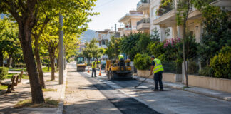 Λυκόβρυση–Πεύκη: Αποκαθίστανται οι τομές της ΕΥΔΑΠ στο Ηλιακό Χωριό Εργασίες ασφαλτόστρωσης πάνω από τομές δικτύου σε δρόμο κατοικίας