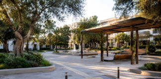 Λυκόβρυση–Πεύκη: Τι προβλέπει η πρόταση για πράσινη και προσβάσιμη ανάπλαση Πράσινη αστική πλατεία με διαδρομές πεζών, πέργκολα και καθιστικά