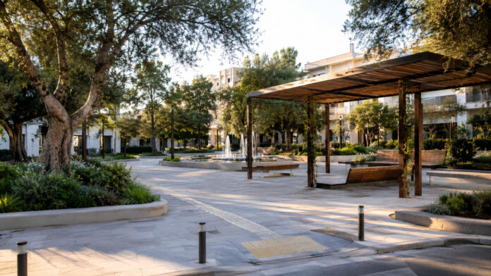 Πράσινη αστική πλατεία με διαδρομές πεζών, πέργκολα και καθιστικά