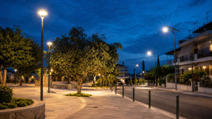 lykovrysi-pefki-ypsilos-fotismos-20260822-2330-1920x1080-2 Νέος φωτισμός LED σε πλατεία και δρόμο κατά τις βραδινές ώρες