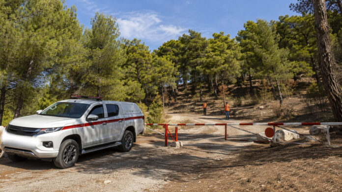 Κλειστή είσοδος πευκοδάσους με όχημα πυροπροστασίας σε θερινή επιφυλακή