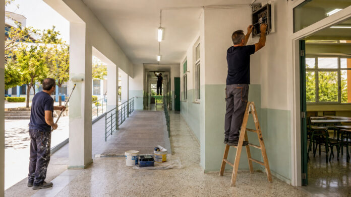 Εργασίες συντήρησης σε φωτεινό σχολικό διάδρομο στο Μαρούσι