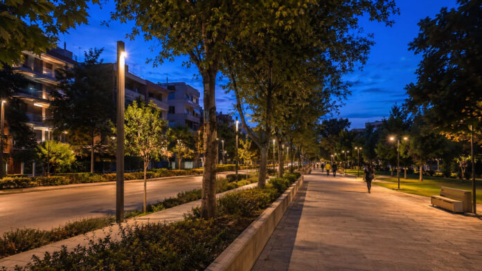 Φωτισμένος πεζόδρομος και δρόμος με σύγχρονα φωτιστικά LED στο Μαρούσι