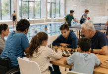 Μεταμόρφωση: Από 1η Σεπτεμβρίου τα νέα προγράμματα «Άθληση για Όλους» Συμμετέχοντες σε μάθημα σκακιού με πισίνα και επιτραπέζια αντισφαίριση στο φόντο