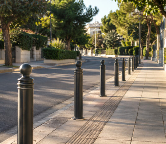 Νέα Ερυθραία: Προστατευτικά εμπόδια στην οδό Ισμήνης Προστατευτικά μεταλλικά εμπόδια κατά μήκος πλατιού πεζοδρομίου σε καταπράσινο αστικό δρόμο