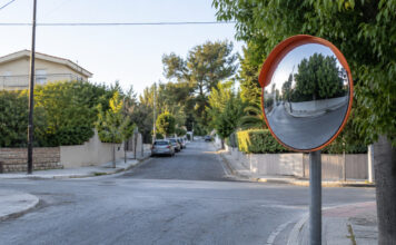 Νέα Ερυθραία: Εγκρίθηκε παραβολικός καθρέπτης στη Βάρναλη και Κρήνης Παραβολικός καθρέπτης οδικής ασφάλειας σε κατοικημένη διασταύρωση
