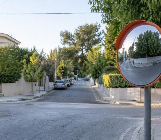 Νέα Ερυθραία: Εγκρίθηκε παραβολικός καθρέπτης στη Βάρναλη και Κρήνης Παραβολικός καθρέπτης οδικής ασφάλειας σε κατοικημένη διασταύρωση