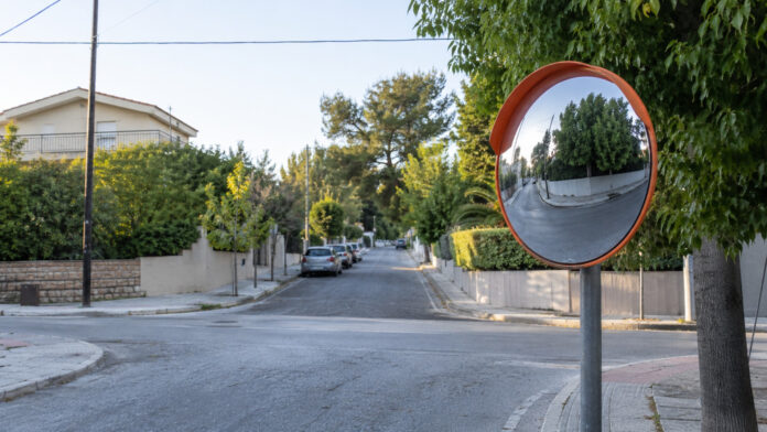 Παραβολικός καθρέπτης οδικής ασφάλειας σε κατοικημένη διασταύρωση