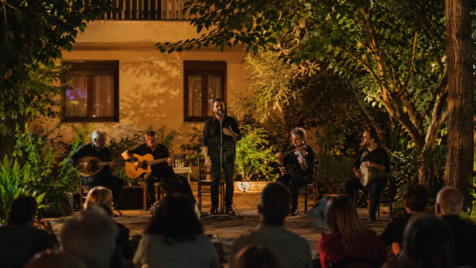 nea-erythraia-manos-koutsangelidis-20260823-0500-1920x1080-1 Μουσικό σύνολο σε υπαίθρια βραδινή συναυλία στη Νέα Ερυθραία