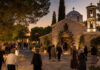 Νέα Ερυθραία: Το πρόγραμμα της πανήγυρης στον Ευαγγελισμό της Θεοτόκου Πιστοί προσέρχονται σε ορθόδοξο ναό για βραδινή πανήγυρη σε καταπράσινη γειτονιά
