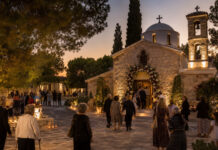 Νέα Ερυθραία: Το πρόγραμμα της πανήγυρης στον Ευαγγελισμό της Θεοτόκου Πιστοί προσέρχονται σε ορθόδοξο ναό για βραδινή πανήγυρη σε καταπράσινη γειτονιά