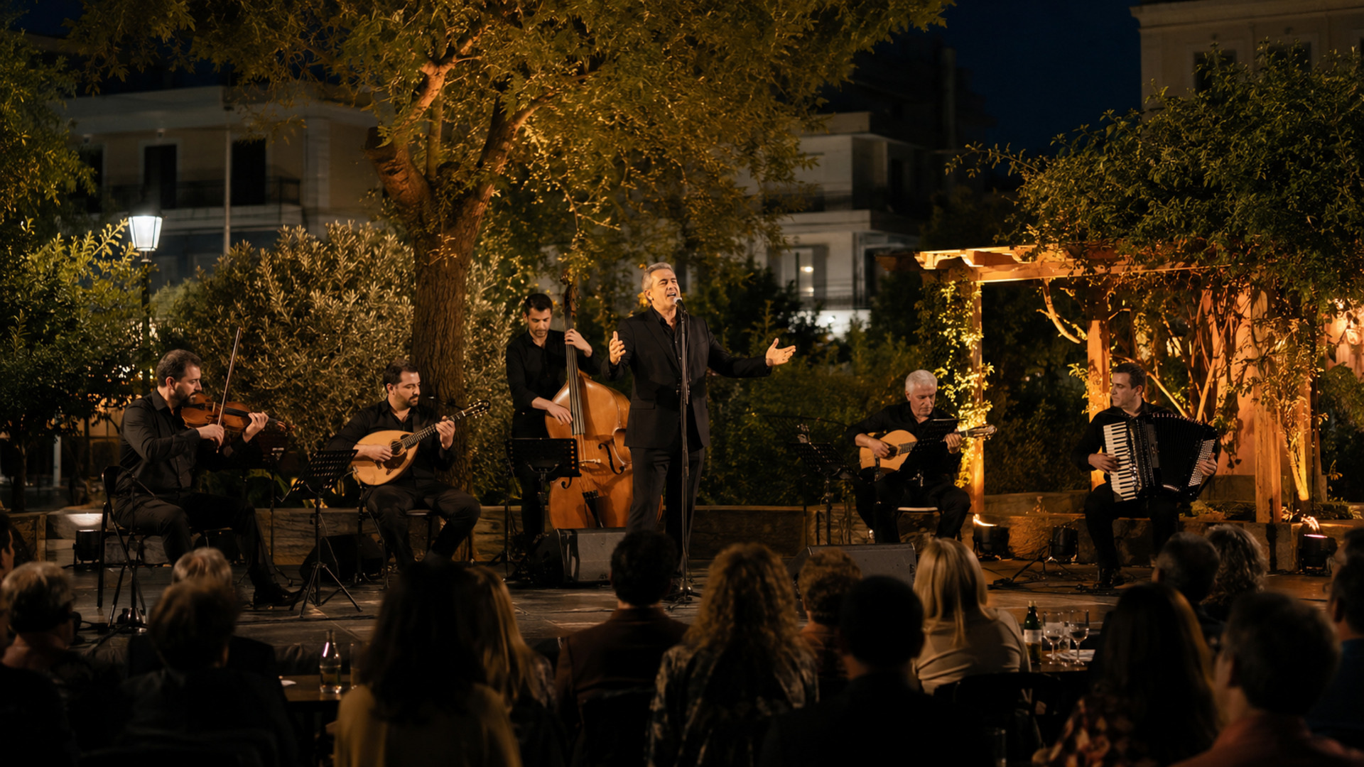 Υπαίθρια μουσική βραδιά με τραγουδιστή και πενταμελή ορχήστρα