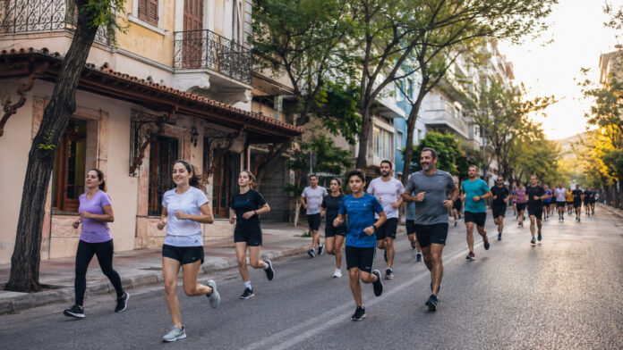 Δρομείς συμμετέχουν σε πρωινό αγώνα δρόμου σε δενδροφυτεμένη αστική γειτονιά