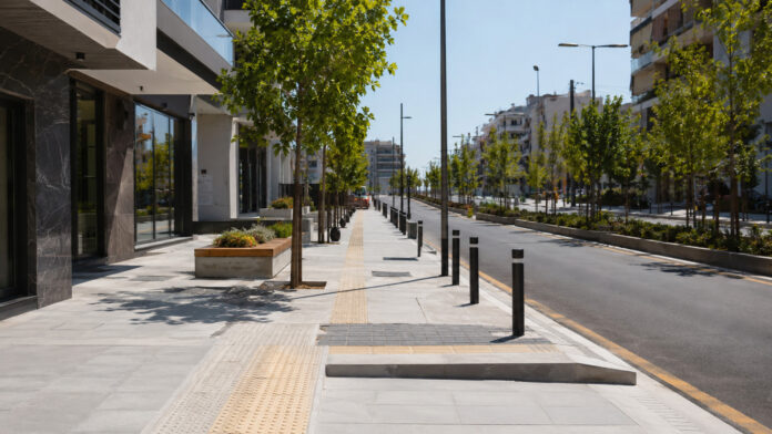 Αναβαθμισμένο πεζοδρόμιο με όδευση τυφλών, πράσινο και νέο αστικό εξοπλισμό