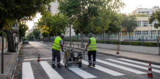 Νέα Ιωνία: Φρεσκάρισμα στις διαβάσεις με προτεραιότητα στα σχολεία Συνεργείο ανανεώνει τη λευκή σήμανση σε διάβαση πεζών κοντά σε σχολείο