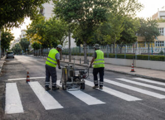 Νέα Ιωνία: Φρεσκάρισμα στις διαβάσεις με προτεραιότητα στα σχολεία Συνεργείο ανανεώνει τη λευκή σήμανση σε διάβαση πεζών κοντά σε σχολείο