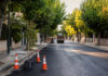 Νέα Ιωνία: Αποκατάσταση της οδού Κάλβου και αντικατάσταση δέντρων Φρεσκοστρωμένος δρόμος με εργασίες οδοποιίας και νέο δέντρο σε αστική γειτονιά