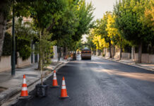 Νέα Ιωνία: Αποκατάσταση της οδού Κάλβου και αντικατάσταση δέντρων Φρεσκοστρωμένος δρόμος με εργασίες οδοποιίας και νέο δέντρο σε αστική γειτονιά