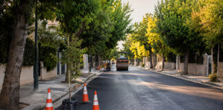 Νέα Ιωνία: Αποκατάσταση της οδού Κάλβου και αντικατάσταση δέντρων Φρεσκοστρωμένος δρόμος με εργασίες οδοποιίας και νέο δέντρο σε αστική γειτονιά