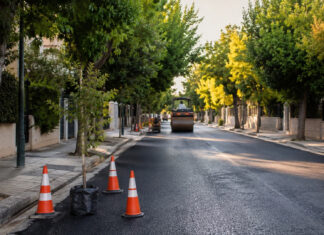 Νέα Ιωνία: Αποκατάσταση της οδού Κάλβου και αντικατάσταση δέντρων Φρεσκοστρωμένος δρόμος με εργασίες οδοποιίας και νέο δέντρο σε αστική γειτονιά