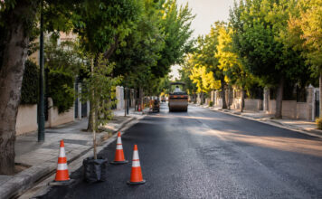 Νέα Ιωνία: Αποκατάσταση της οδού Κάλβου και αντικατάσταση δέντρων Φρεσκοστρωμένος δρόμος με εργασίες οδοποιίας και νέο δέντρο σε αστική γειτονιά
