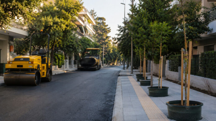 Αποκατάσταση αστικού οδοστρώματος με νεαρά δέντρα έτοιμα για φύτευση