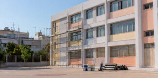 Νέα Ιωνία: Στις 16 Οκτωβρίου κρίνεται η έναρξη έργου συντήρησης σχολείων Σχολικό κτίριο με σκαλωσιές και υλικά συντήρησης δίπλα σε άδειο προαύλιο