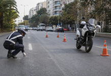 Νέα Ιωνία: Έκκληση για πληροφορίες μετά το θανατηφόρο τροχαίο στη Βεΐκου Τροχονόμος εξετάζει σημάδια στο οδόστρωμα δίπλα σε υπηρεσιακή μοτοσικλέτα και κώνους