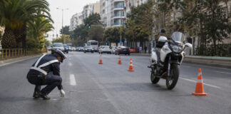 Νέα Ιωνία: Έκκληση για πληροφορίες μετά το θανατηφόρο τροχαίο στη Βεΐκου Τροχονόμος εξετάζει σημάδια στο οδόστρωμα δίπλα σε υπηρεσιακή μοτοσικλέτα και κώνους