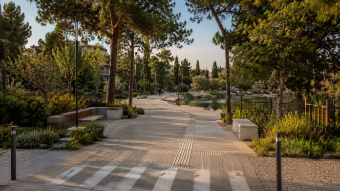 Βιοκλιματική διαδρομή περιπάτου με ψυχρούς κυβόλιθους, πράσινο και προσβάσιμη διάβαση