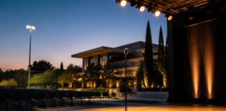 Νέο Ψυχικό: Stand-up Comedy Night με πέντε κωμικούς στις 6 Σεπτεμβρίου Σκηνή υπαίθριας stand-up comedy με μικρόφωνο στο Νέο Ψυχικό