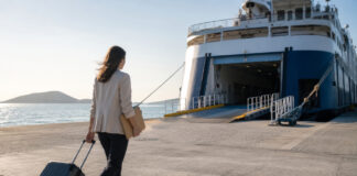 Νεοδιοριζόμενοι εκπαιδευτικοί: Εκπτώσεις έως 50% στα ακτοπλοϊκά Ταξιδιώτισσα με βαλίτσα κατευθύνεται προς επιβατηγό πλοίο
