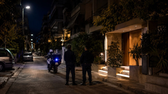 Αστυνομικοί της Ομάδας ΔΙ.ΑΣ. σε νυχτερινό δρόμο κατοικιών