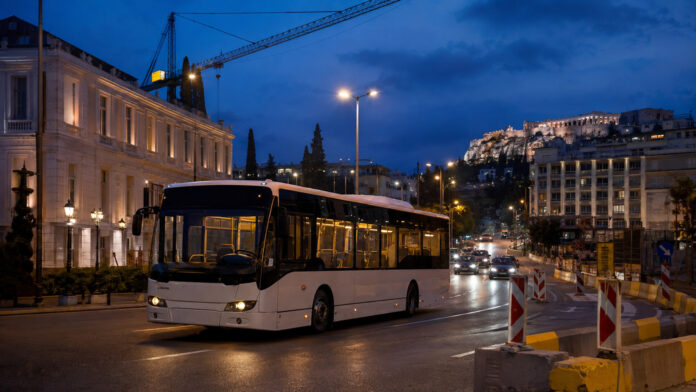 Αστικό λεωφορείο σε νυχτερινό δρόμο με προσωρινές κυκλοφοριακές ρυθμίσεις