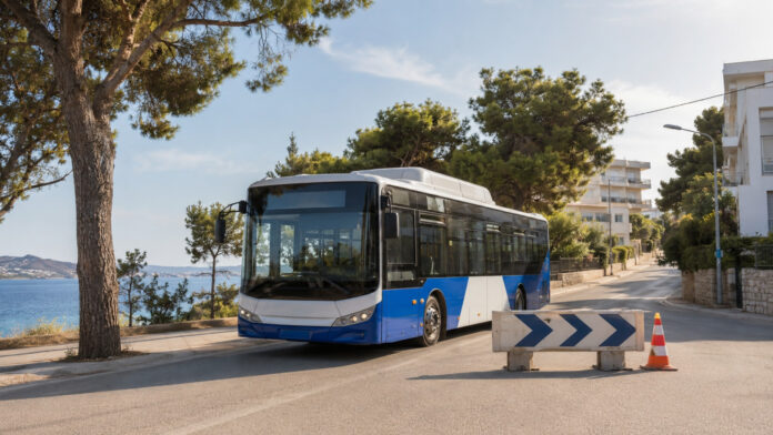 Αστικό λεωφορείο ακολουθεί προσωρινή παράκαμψη σε παραθαλάσσιο δρόμο της Αττικής